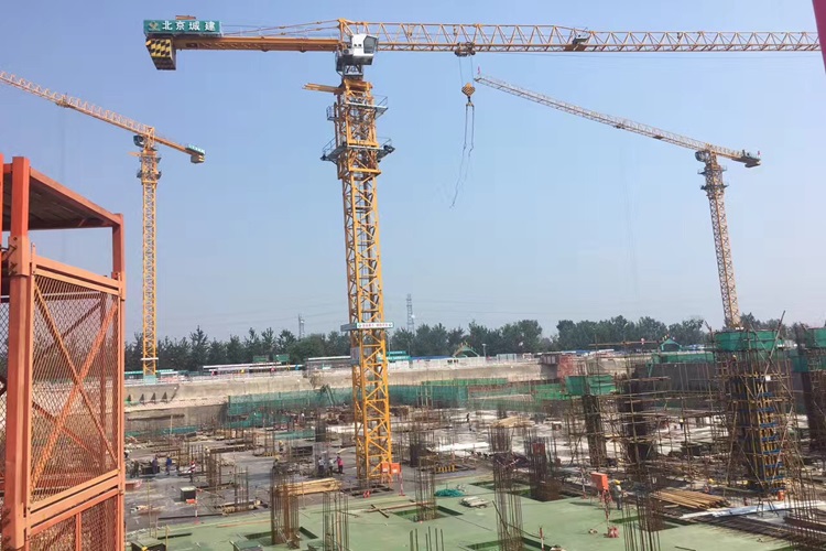 覆塑建筑模板与传统木质模板相比，在多个方面存在显著区别